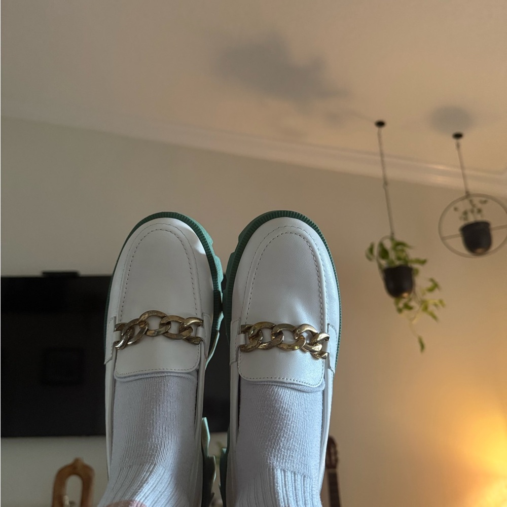 Girotti White Leather Loafers with Green Sole & Gold Chain – Size 38 - Picture 4 of 6